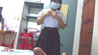 Una Teenager Thailandese Con Gli Occhiali E Il Suo Amico Si Dedicano A Attività Sessuali