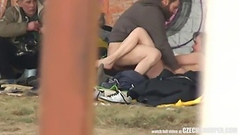 Trio Amatoriale Catturato Su Una Telecamera Nascosta In Pubblico