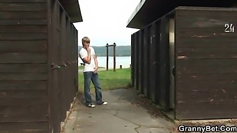 Gammal Man Möter Bystig Blondin På Offentlig Toalett