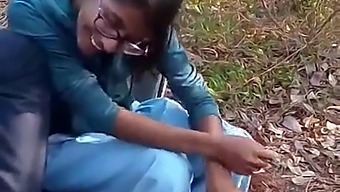 L'Insegnante Desi Swathi Si Impegna In Attività Sessuali Con I Suoi Studenti In Cambio Di Denaro In Un Ambiente Forestale