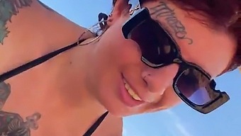 Una Bella Ragazza Sulla Spiaggia Mostra Le Sue Abilità Orali In Pubblico