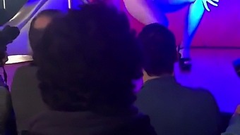 Una Celebrazione Del Sesso Pubblico E Della Masturbazione In Un Ambiente Erotico