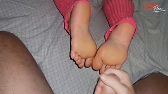 Ho Fatto Un Footjob Al Mio Figliastro E Lui È Venuto Sulle Mie Piante