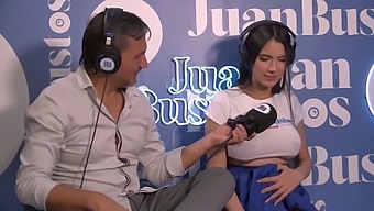 Gravid Ambarprada Med Stora Naturliga Bröst Upplever Intensiv Orgasm Med Hjälp Av Sexmaskin