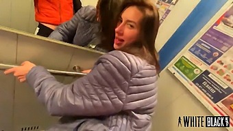 Моя Соседка, Одержимая Сексом Женщина, Столкнулась Со Мной У Лифта И Занялась Со Мной Сексом, Пока Ехала Домой.