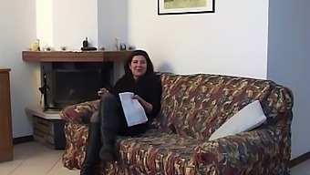 A Non-Professional Person Has Sex With A Fat Woman'S Anus