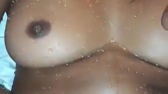 Afroamerikansk Kvinna Upplever Intensiv Orgasm Och Får Utlösning Rikligt
