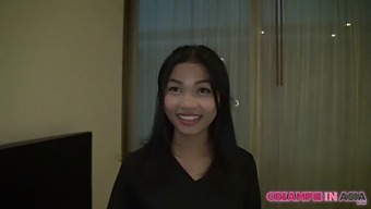 Una Giovane Donna Thailandese Riceve Una Carica Facciale