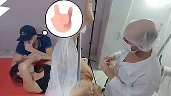 Una Coppia Sposata Visita Un Medico Per Un Controllo Sanitario E Finisce Inaspettatamente Per Fare Sesso