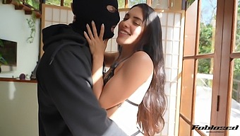 Ragazza Adolescente Amatoriale Mostra Le Sue Abilità Di Bacio In Hd