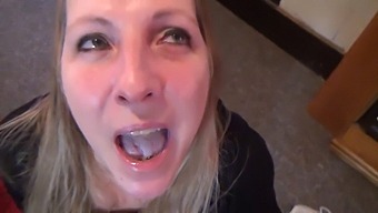 Moglie Ingoia Avidamente Sperma In Un Video Amatoriale