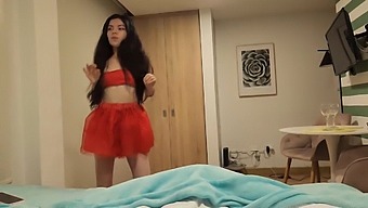 Splendida Bruna Con Gonna Rossa E Senza Mutandine Desidera Essere Dotata Di Sesso