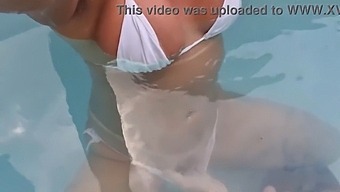 Mi Ha Dato Uno Schiaffo Forte Vicino Alla Piscina