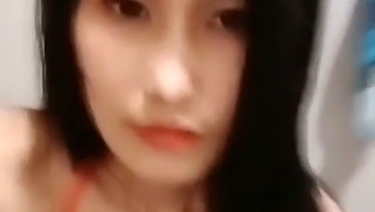 La Bellezza Thailandese Gode Di Un Dildo Viola E Di Tacchi Alti