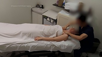 La Bellezza Sposata Sera Incontra Appassionatamente Un Voyeur