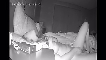 Una Donna Riservata Si Dà Piacere Da Sola Prima Di Coricarsi Con Una Telecamera Nascosta